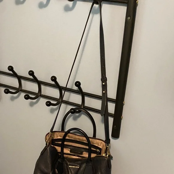 Michael Kors Pebbled navy Satchel - Picture 3 of 14